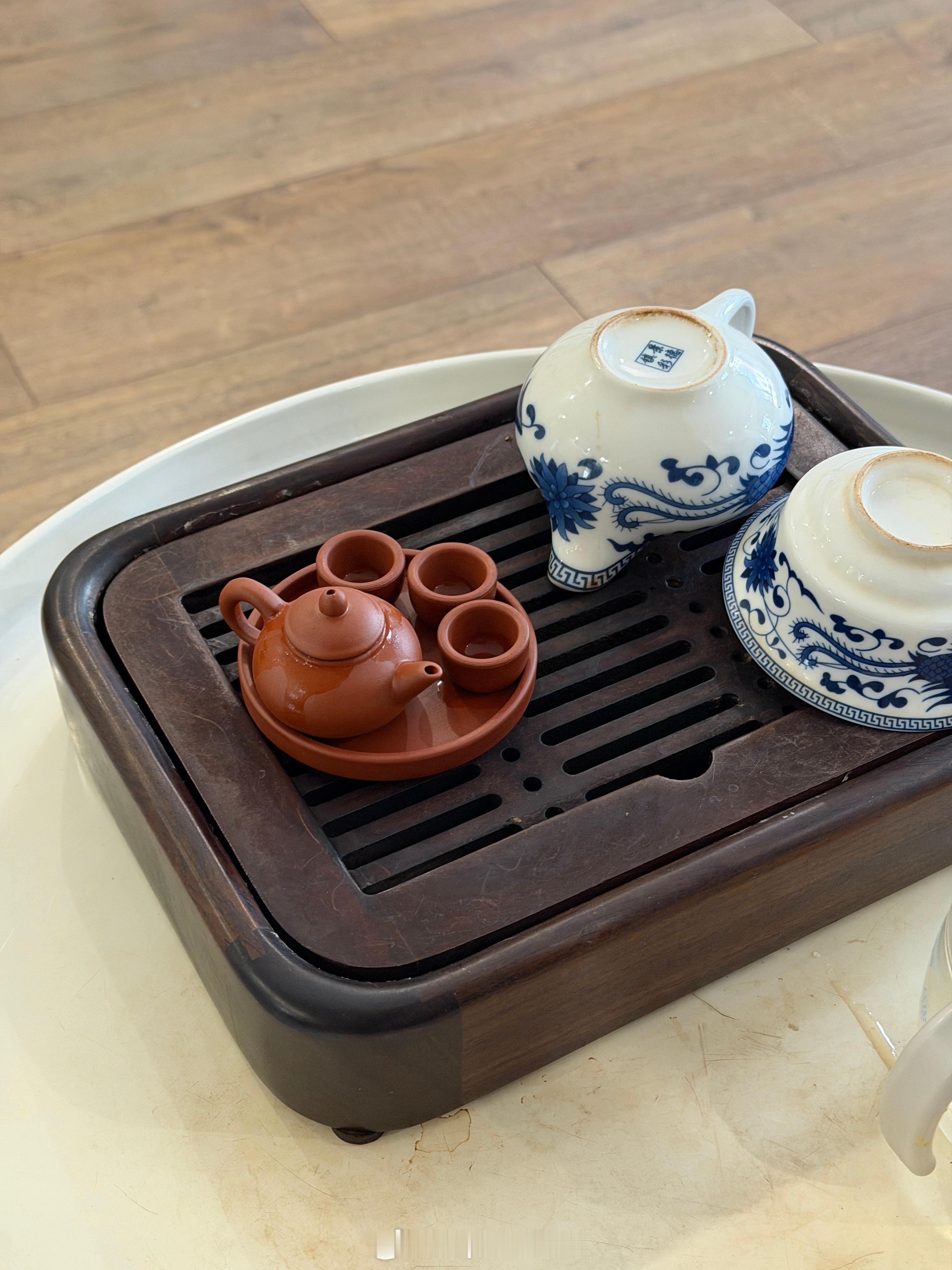 现在小孩的玩具真多，连泡茶的小砂壶都有了