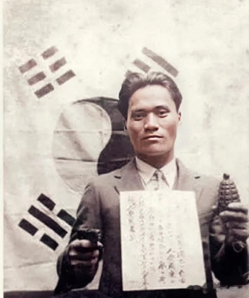 1932年，朝鲜义士尹奉吉在刺杀日军大将之前，留下的最后的照片，画面中他站在自己