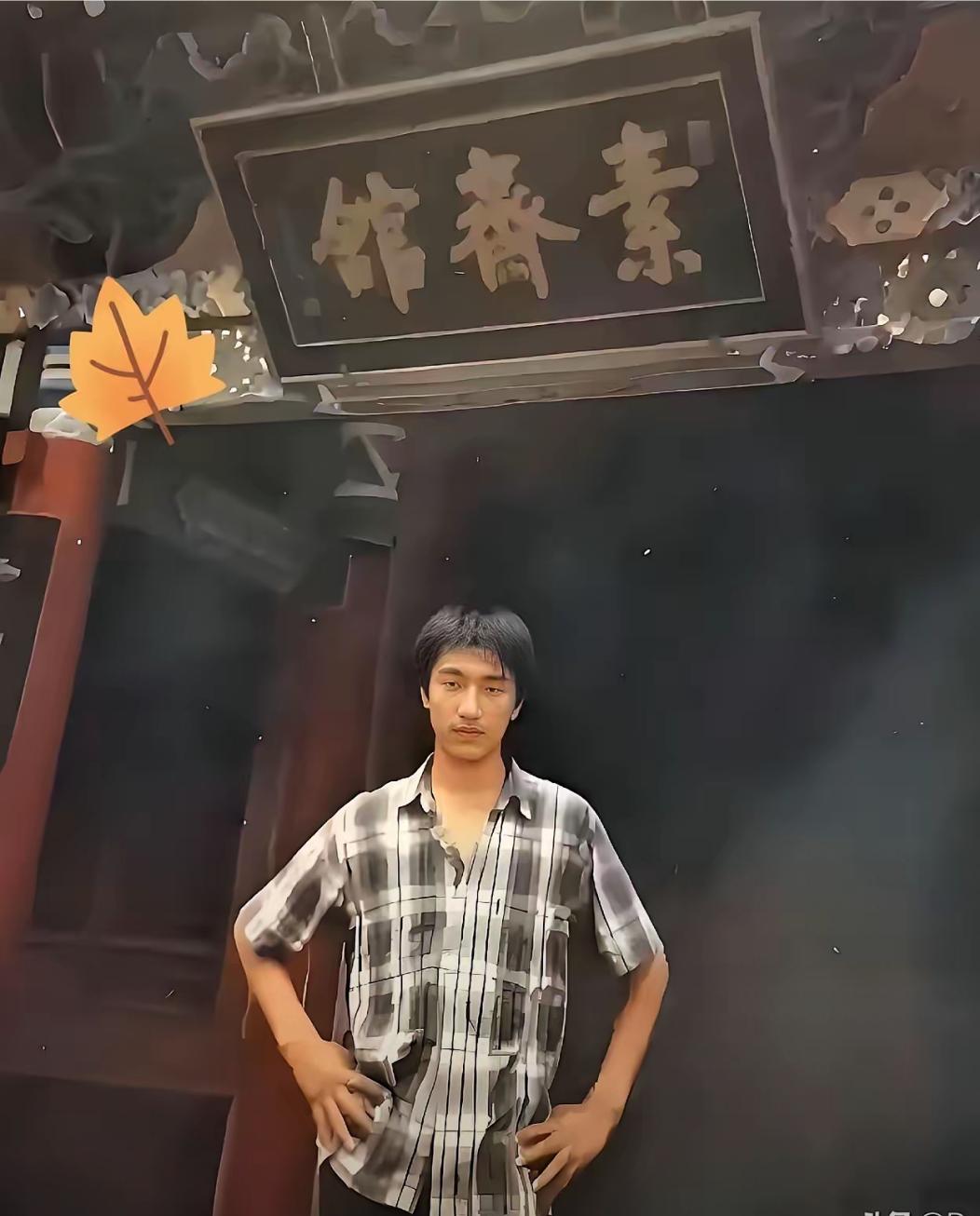 青少年的张雪峰，皮肤黝黑，身材高大，很帅的一个小伙。