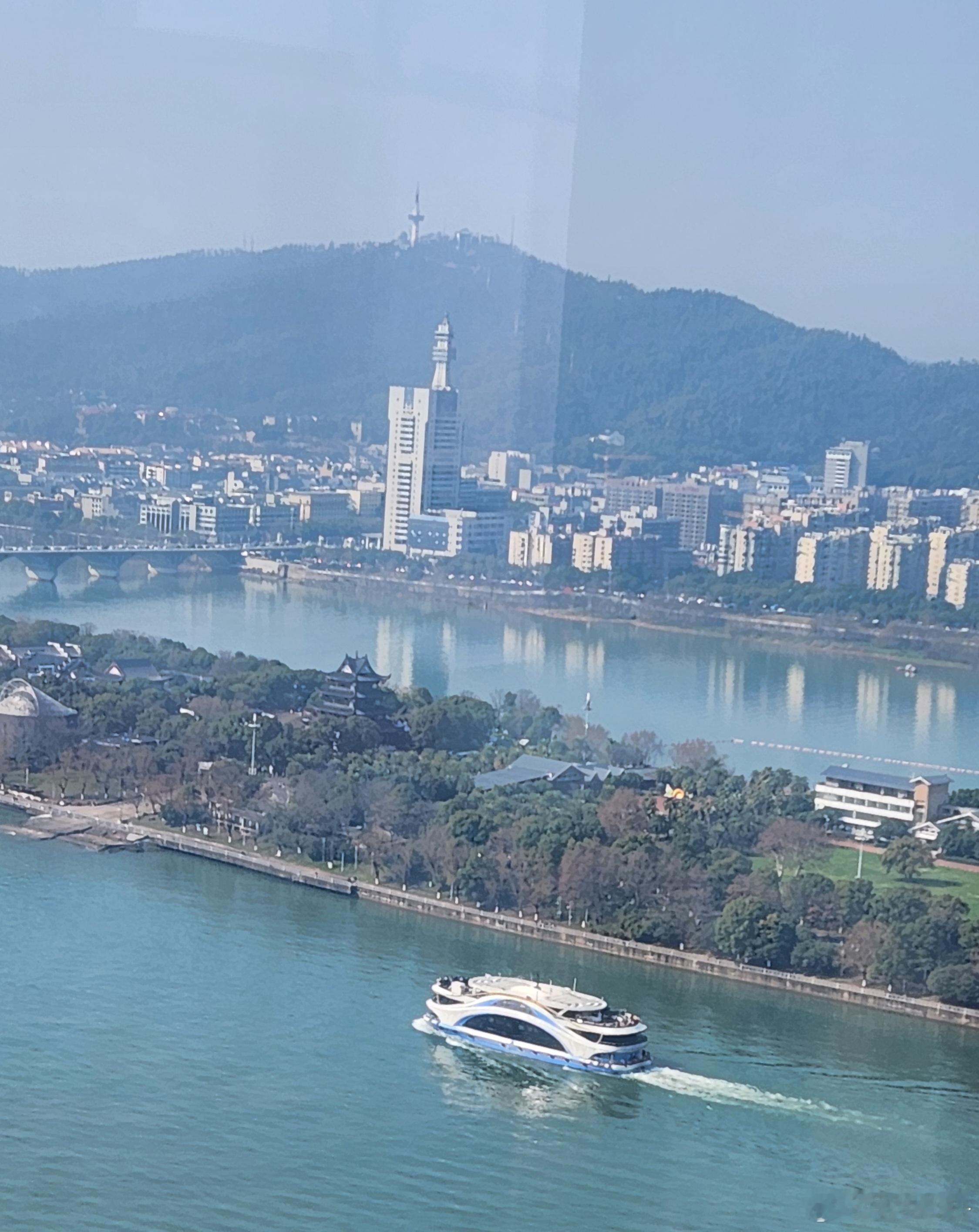 开工了，湘江碧波荡漾，船舶争流；岸畔风光旎丽，雕塑灵动。夕阳余辉映红了天际云霞，