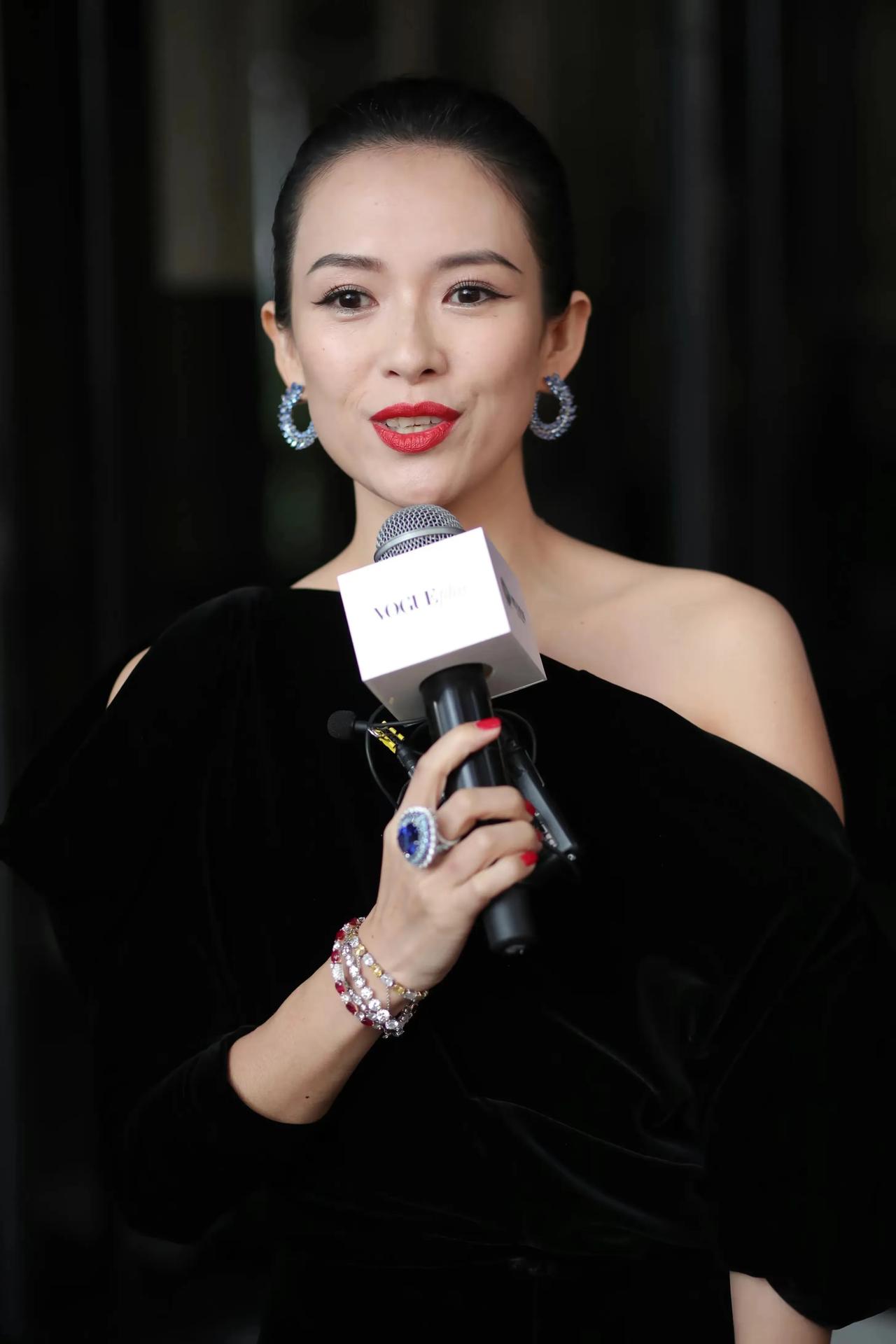 章子怡活动生图，穿丝绒小黑裙梳大背头，涂红唇冷艳贵气！
没有精修的章子怡，依然是