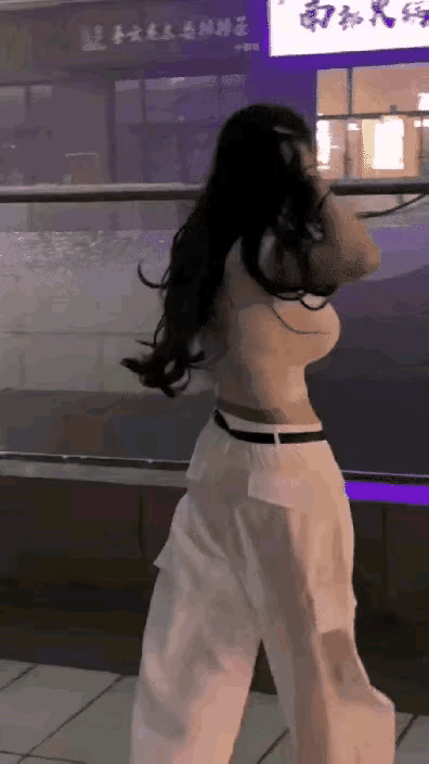 我是个做收发生意的，美女这头秀发卖个万把块钱不是问题，不知美女舍不舍得？