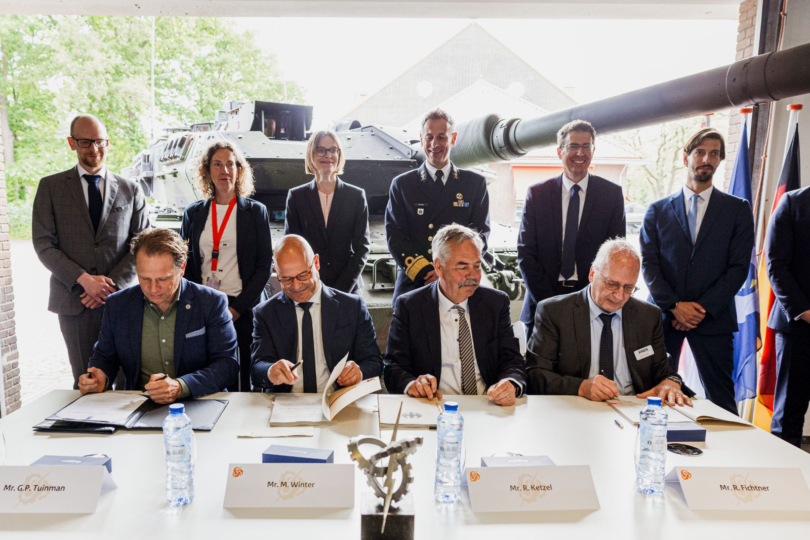 烽火问鼎计划  荷兰🇳🇱采购46辆“豹”2A8型主战坦克的合同签署✍️Sou