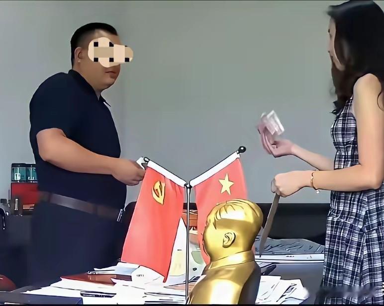 过年过节，礼尚往来，这哥们坐在办公室里，来者不拒，全都笑纳了，这些画面都是谁拍摄