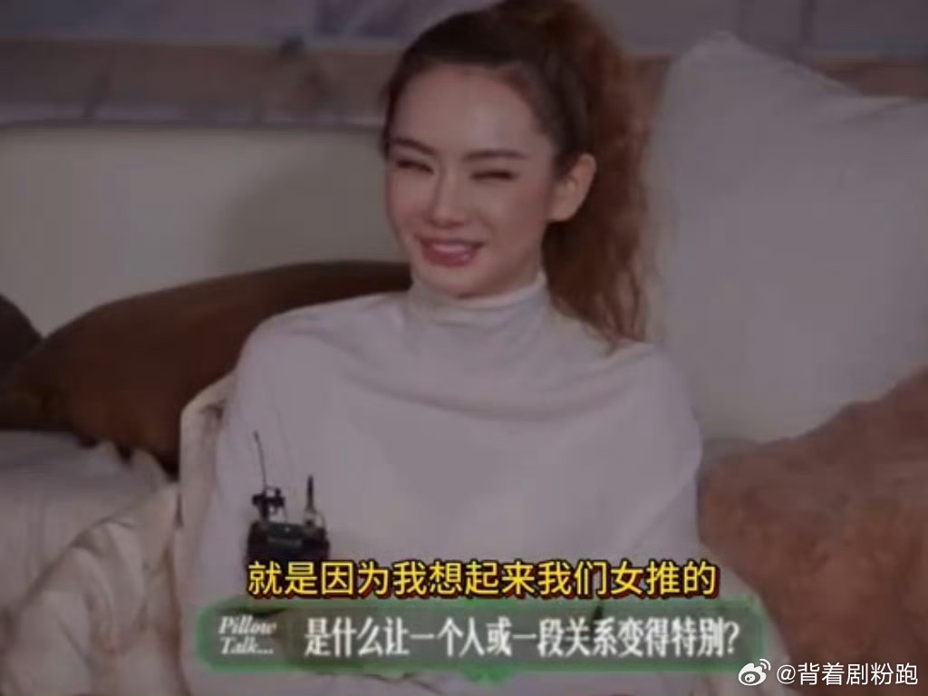 戚薇带着女推的澡堂故事走进了花少戚薇直播又起聊和田曦薇洗澡趣事，还cue了马思纯