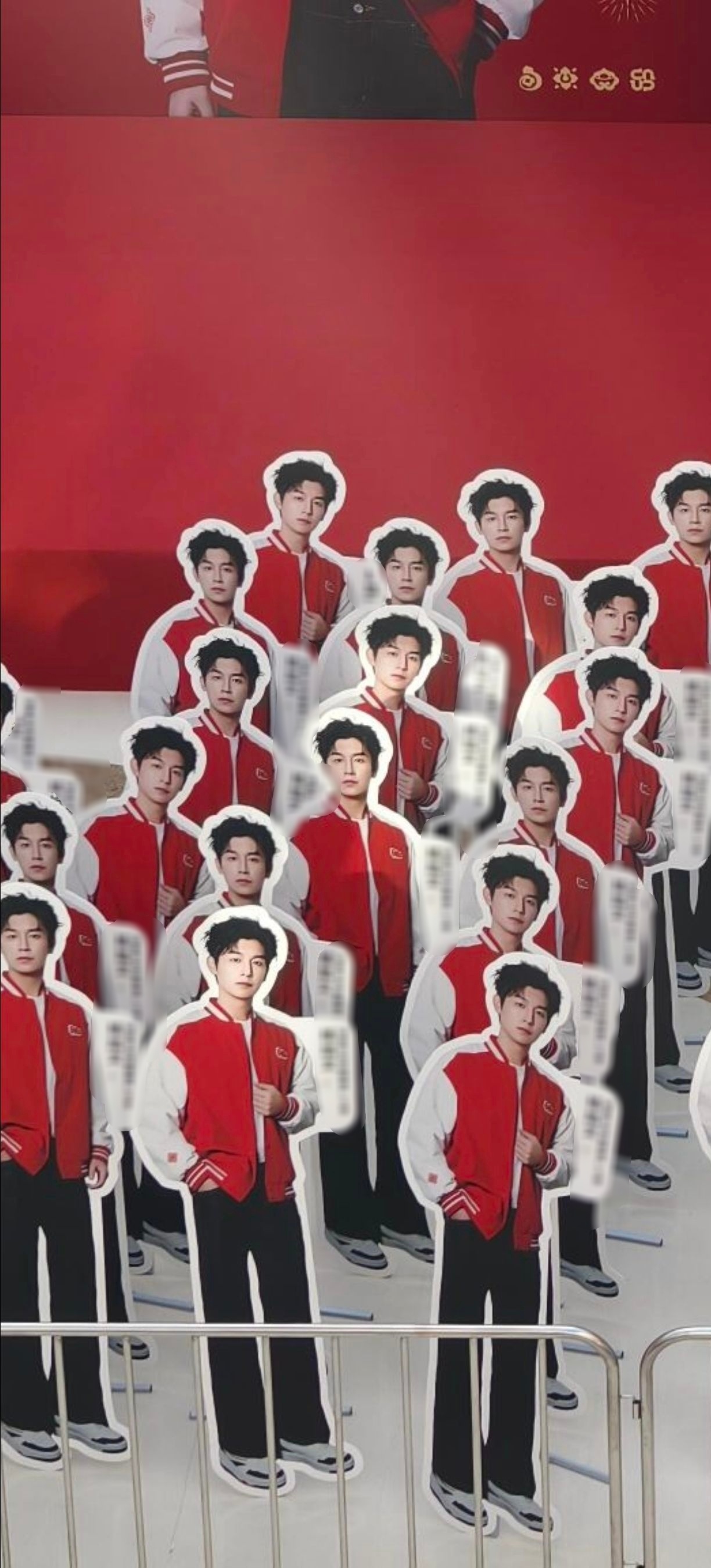 杨旭文一个人就是一个战队 杨旭文一个人就是一个战队，一排排整齐站着排兵布阵似的可