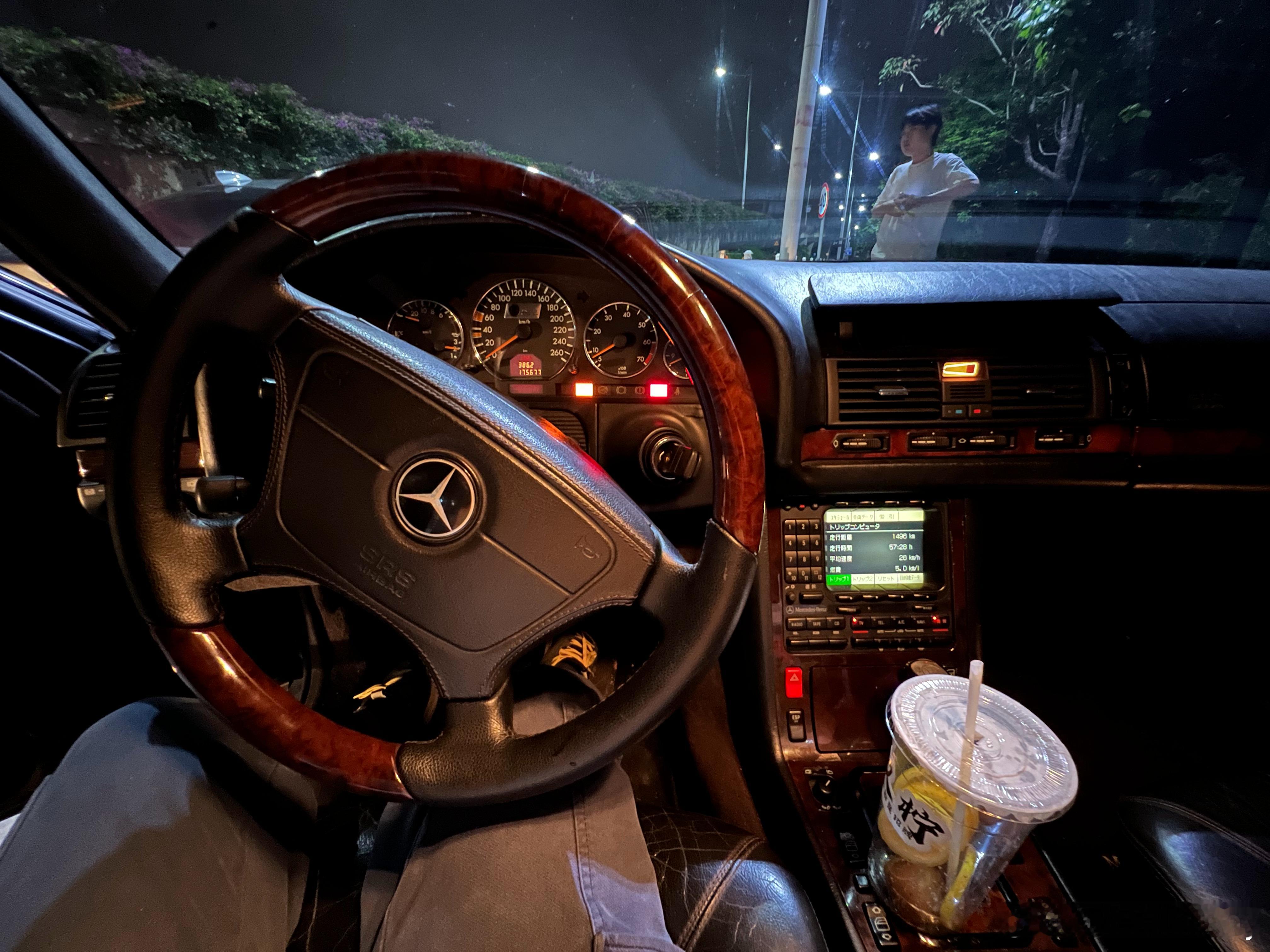 日规尾期奔驰W140 S600，这年头开S600的感觉太好了