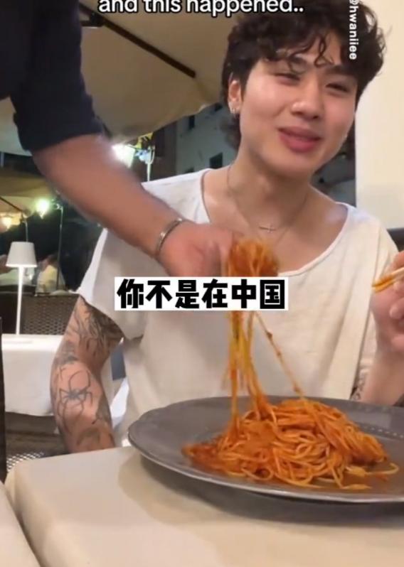 中国游客在意大利用筷子吃意面，服务员看到后立马拿着叉子过来，对游客说：你在意大利
