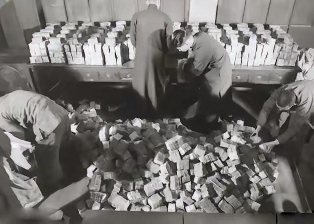 1949年，老蒋带着400万两黄金来到了台湾，400万两也就是125吨，现在按每