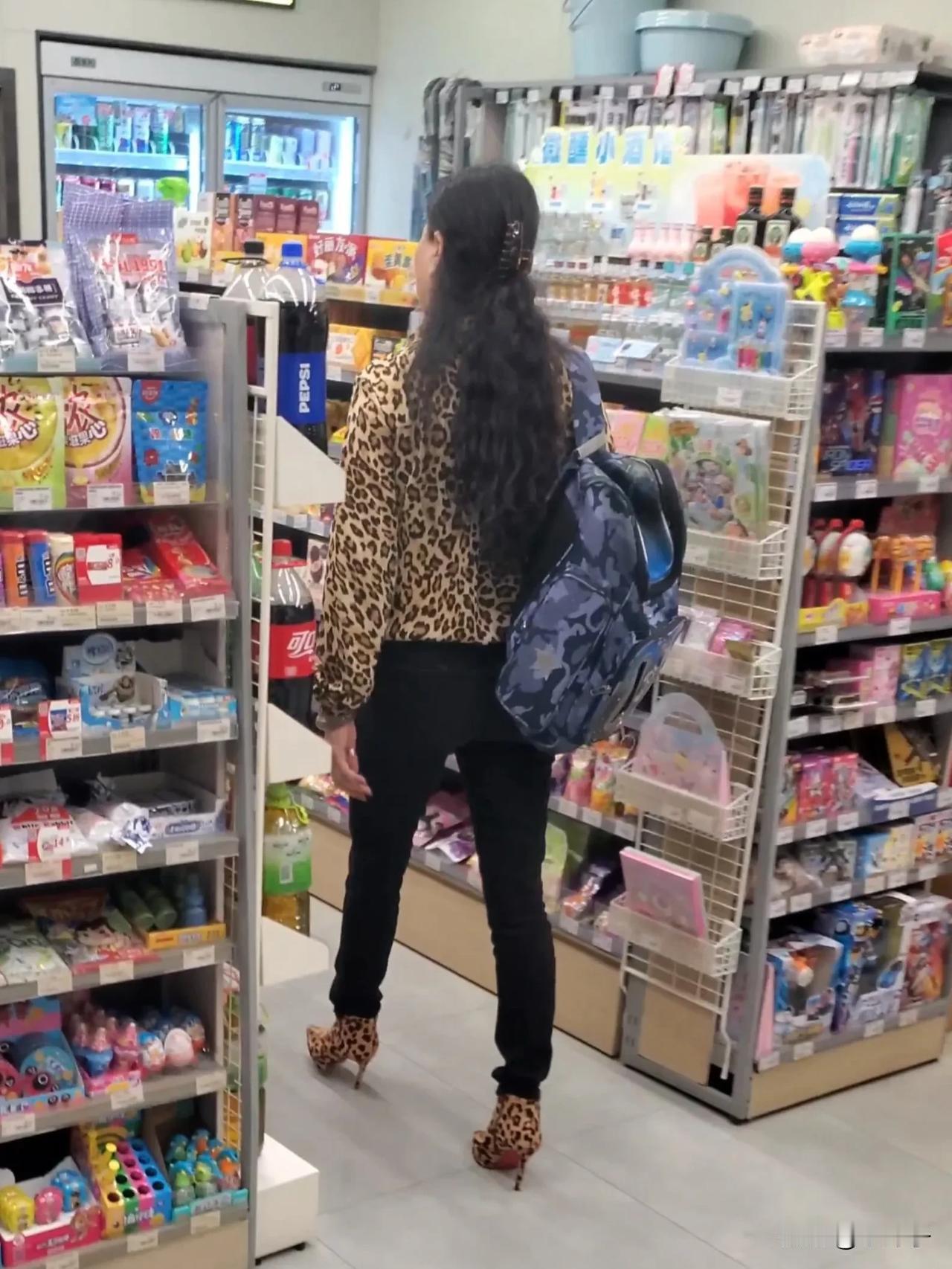 这豹纹鞋子总感觉怪怪的，好难看