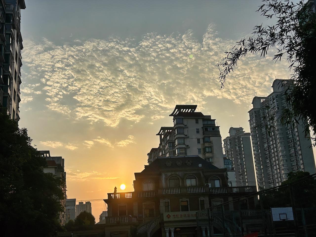 随手拍张天空照初夏之后，日长夜短，日渐明显。今天傍晚6点半左右，太阳才刚刚开始落