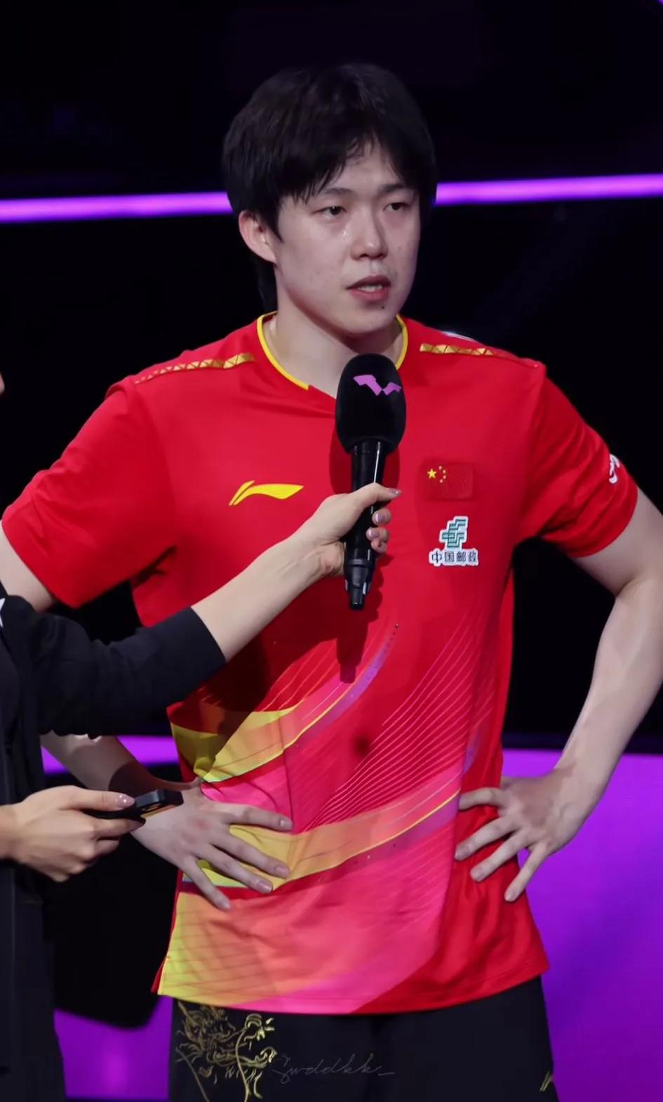 中国乒乓球队员接受采访，背后是荣耀与梦想！王楚钦眼见的成熟稳重，没有哥哥们一起战