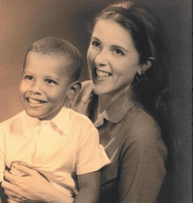 1961年，18岁的奥巴马母亲被黑人穷小子骗婚生子抛弃。

那时的夏威夷还飘着种