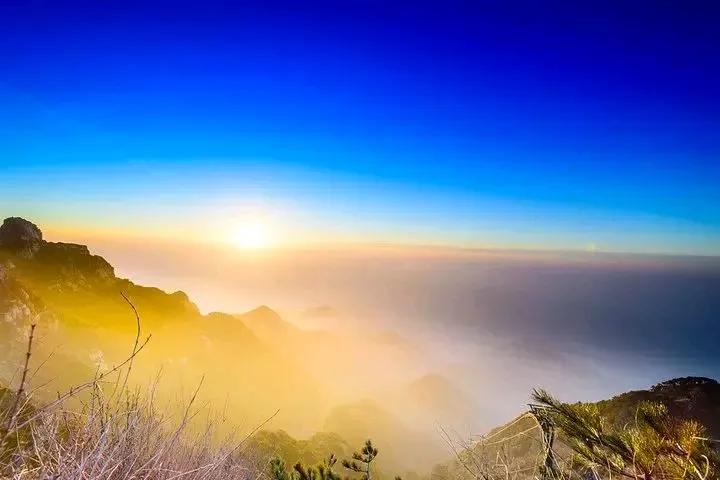 《破阵子·2025 年再出发》

岁月匆匆似箭，光阴苒苒如流。往昔风云皆入目，明