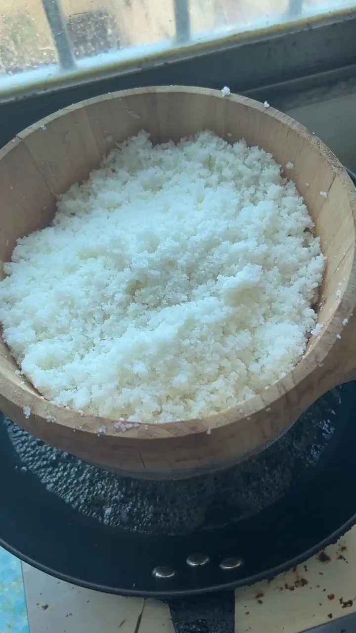 姨妈先吃饭喽，圆环是吵腊肉吃包谷饭