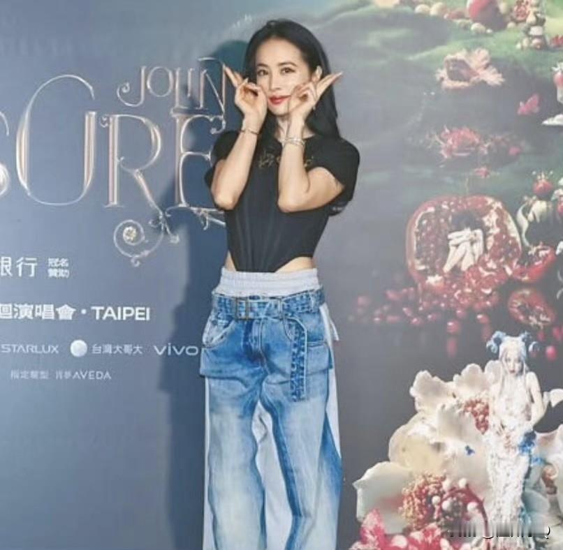 蔡依林硬生生把牛仔裤穿出来运动裤的感觉，里面还特意提档搭了一条运动裤。