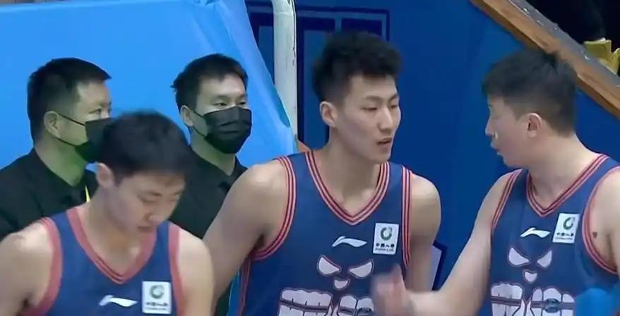 四川男篮VS广东男篮

上一轮，广东队主场领先较大优势情况下，最后被北京队三分球