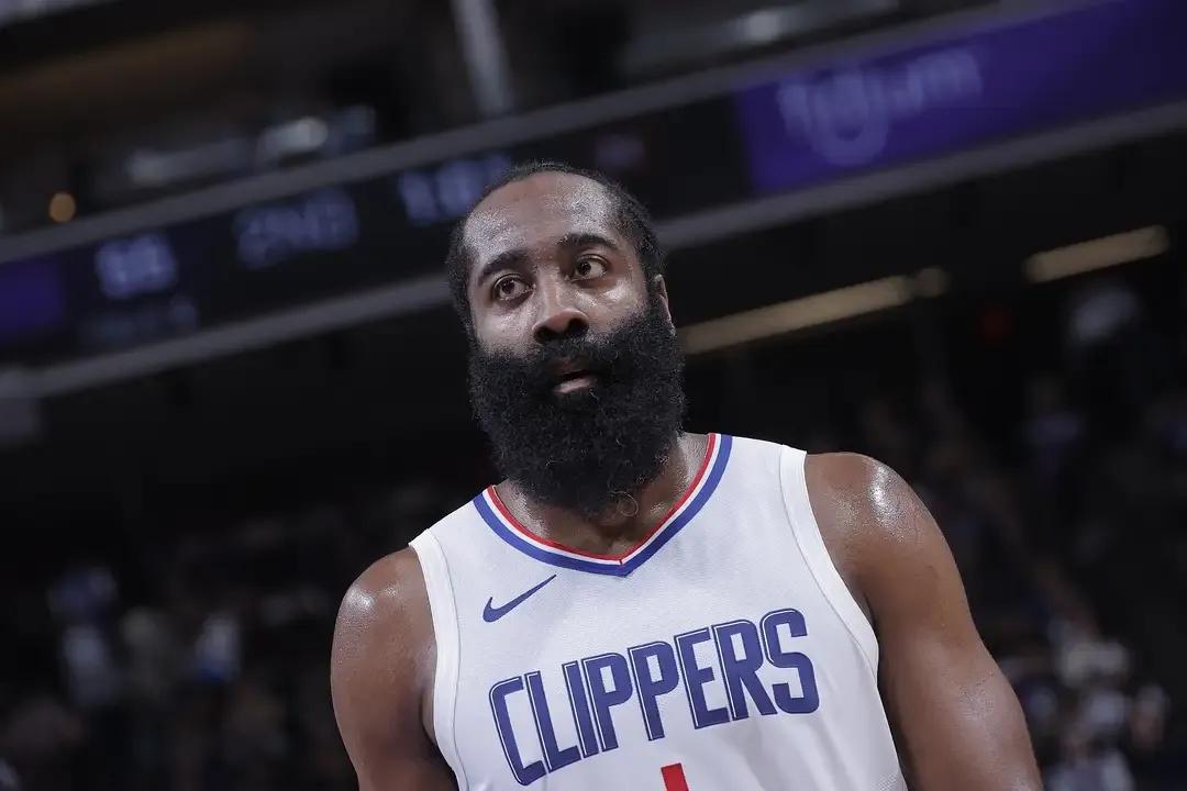 哈登半场尽力了，末节体能下降没有上场，乔治带队完成大逆转。
第一，哈登半场火力全