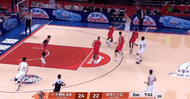 郭昊文连进三记三分，顶着郭艾伦就是进




郭昊文今年火力十足，南京没有了林葳