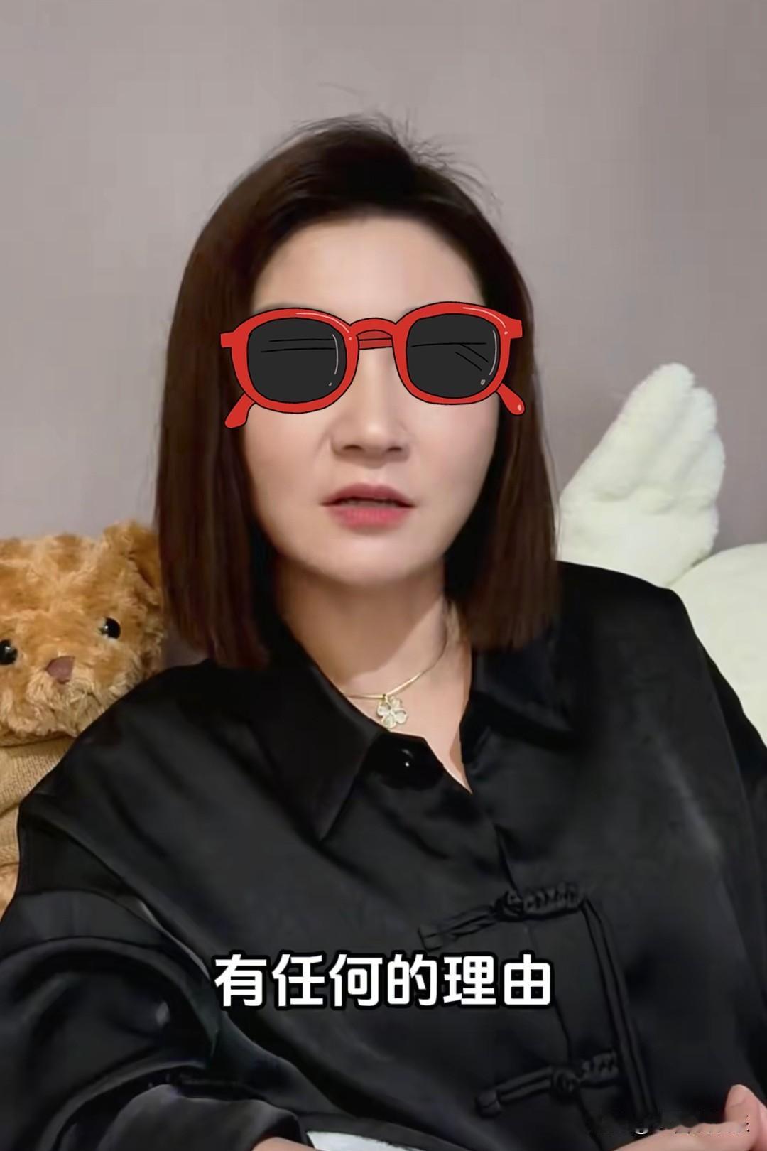 的故事都能改编成短剧了，还能是爆款。

剧情是这样的：
王（内心独白）：现在粉丝