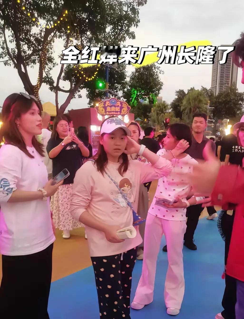 全红婵踩着一双洞洞鞋就进了长隆，旁边蒋林静穿的是运动鞋。两个人被叫上台讲了几句话