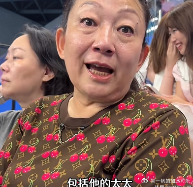 孙杨妈妈来给孙杨200米自决赛加油，记者问她张豆豆来了吗，孙杨妈妈说“今天没有来