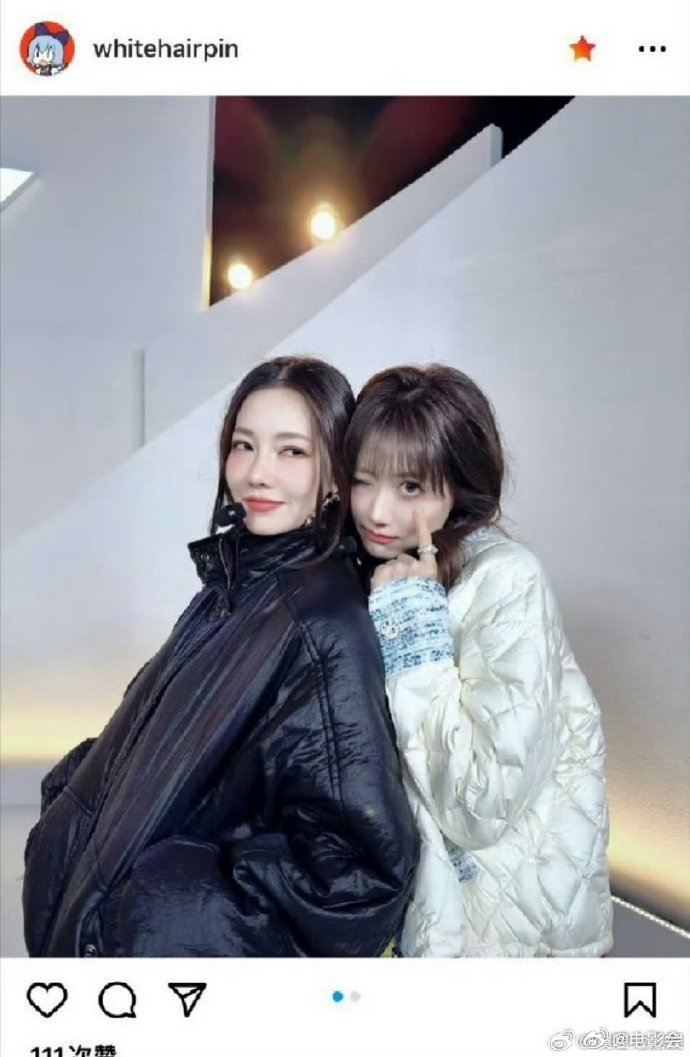 李艺彤[超话]李艺彤歪嘴那一下李艺彤在第二次分组时，看到月亮姐姐出场的那一瞬间，