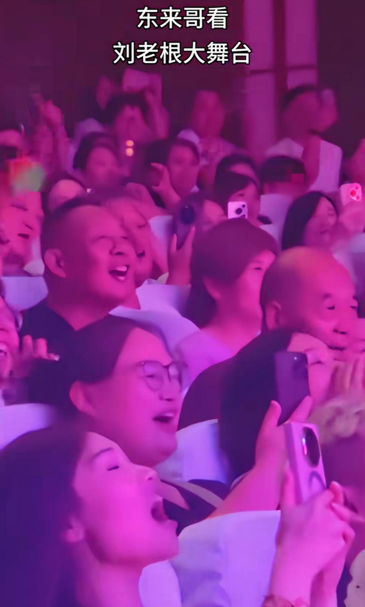 于东来跑去刘老根大舞台看演出，令人惊讶的是：1.他竟然没有买最前排最贵的票，而是