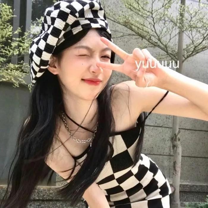 黑衣女子，花影摇曳，和风拂面。