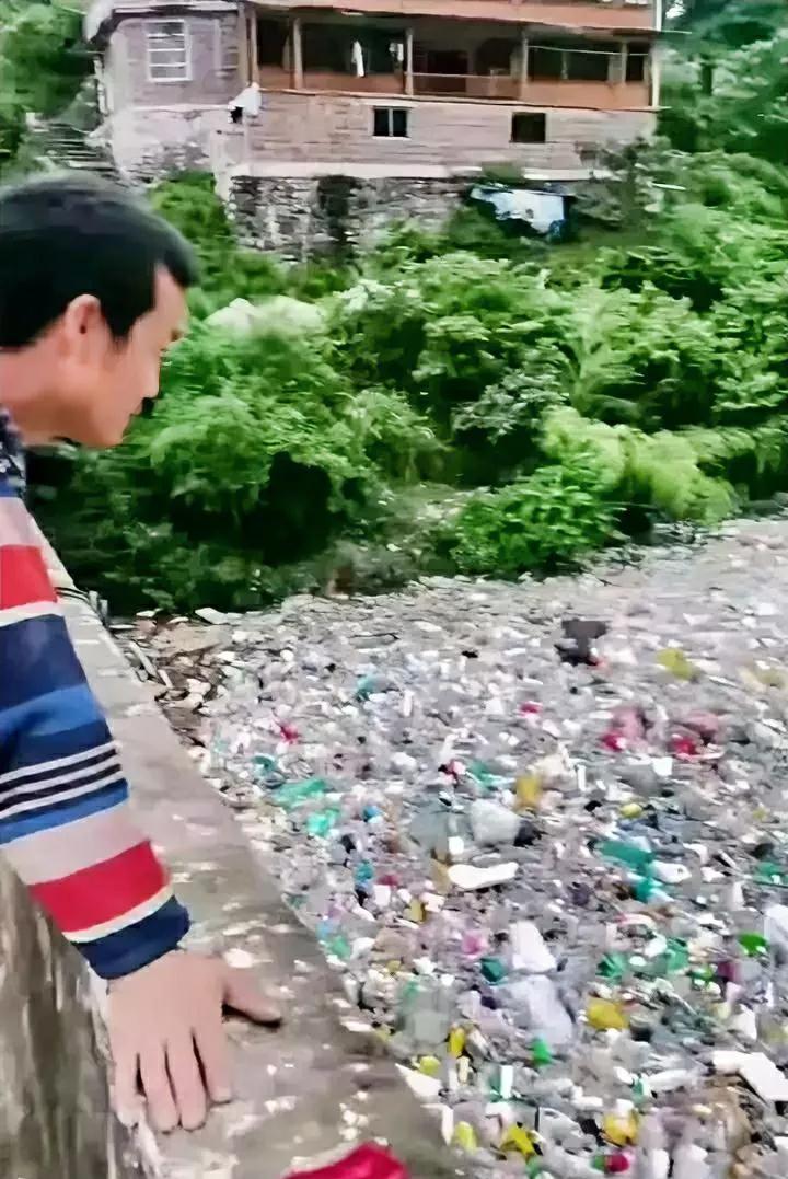大雨过后，饮料瓶太壮观了。

饮料瓶质量一个比一个精美高端，喝完又不忍心扔，又用
