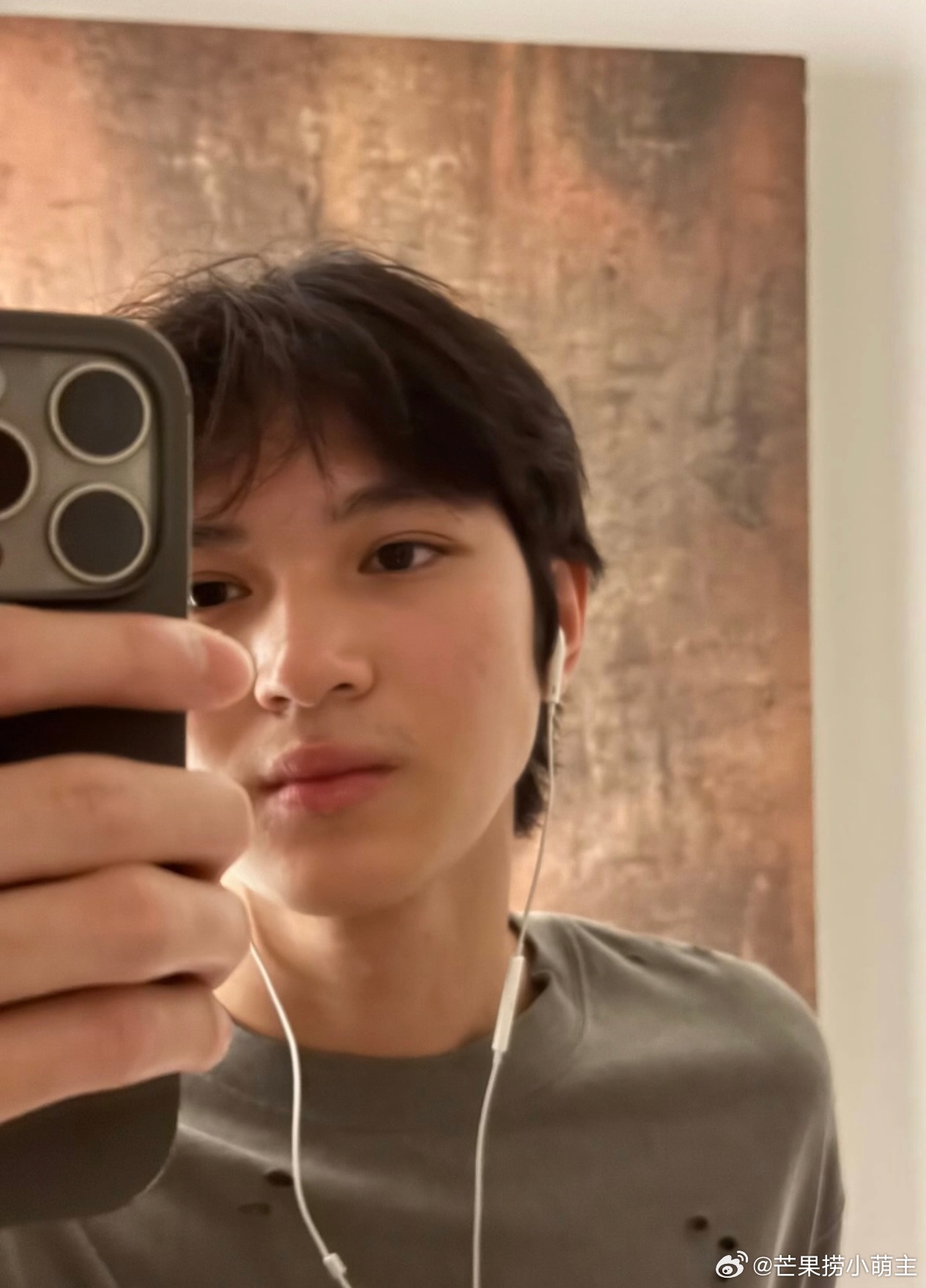 袁咏仪儿子张慕童18岁近照袁咏仪儿子张慕童晒自拍照 袁咏仪儿子在社交平台晒照，1