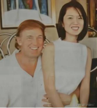 1995年，香港，49岁的特朗普怀里抱着一个年轻的中国姑娘，画面中的两人动作十分