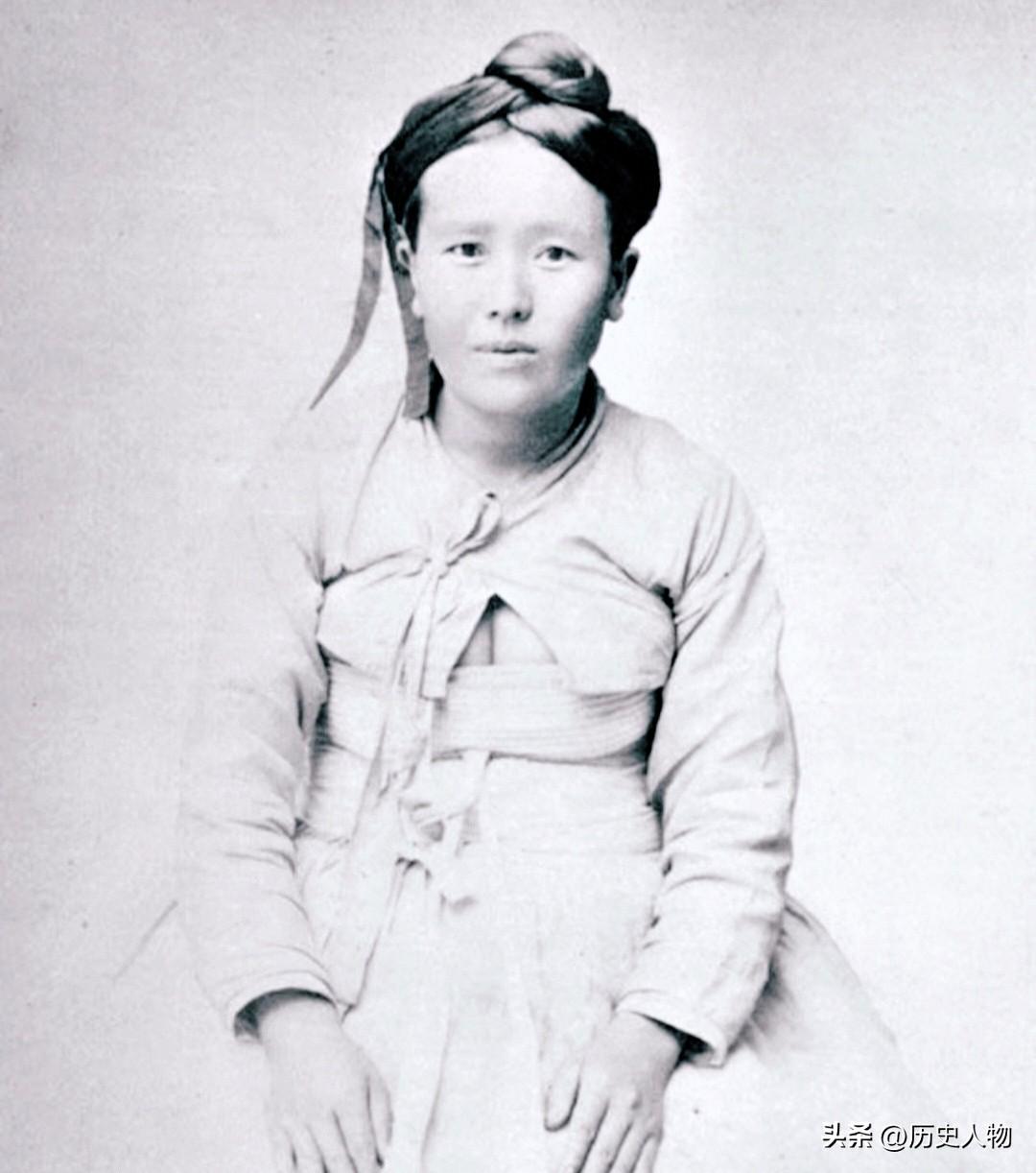 1903年朝鲜半岛，已婚生子妇女流行短上衣“赤古里”（露乳装），便于哺乳劳作。日