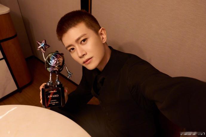 任嘉伦给蓝盈莹夸不会了 直播现场任嘉伦开启夸夸模式，对着蓝盈莹一顿猛夸31分钟，