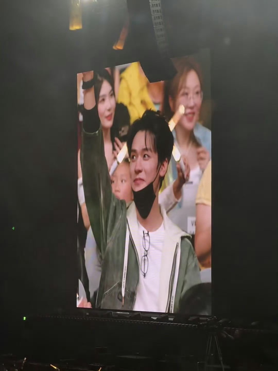 龚俊今天来看刘宇宁南京演唱会了 龚俊拍了刘宇宁唱天问