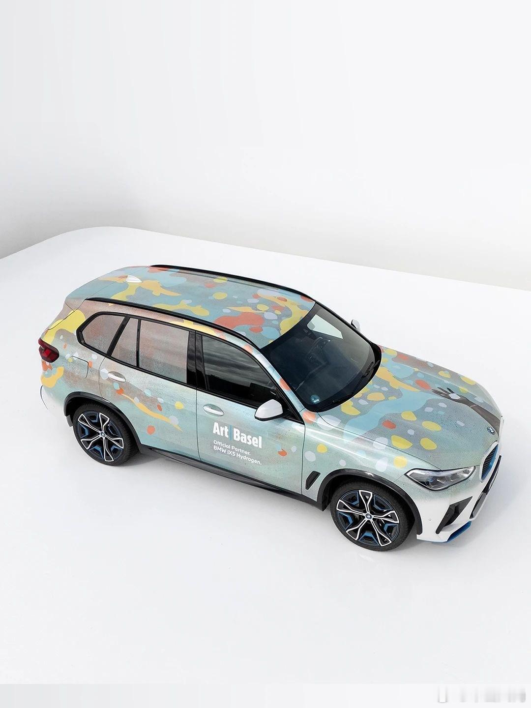 一见「氢」心丨BMW iX5氢能源VIP车队亮相2025巴塞尔艺术展 当BMW 