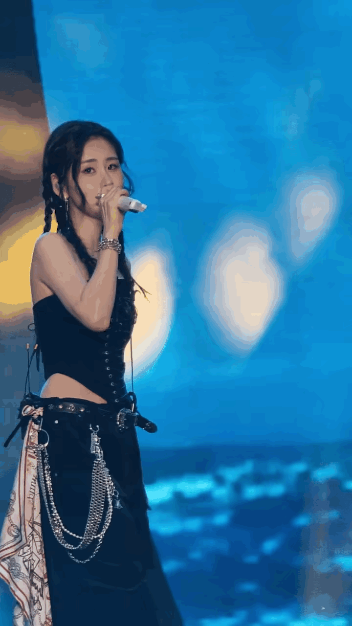 张碧晨这个人真的是挺不错。

想当初她独自赴美生子，独自抚养女儿一年多，这样的勇