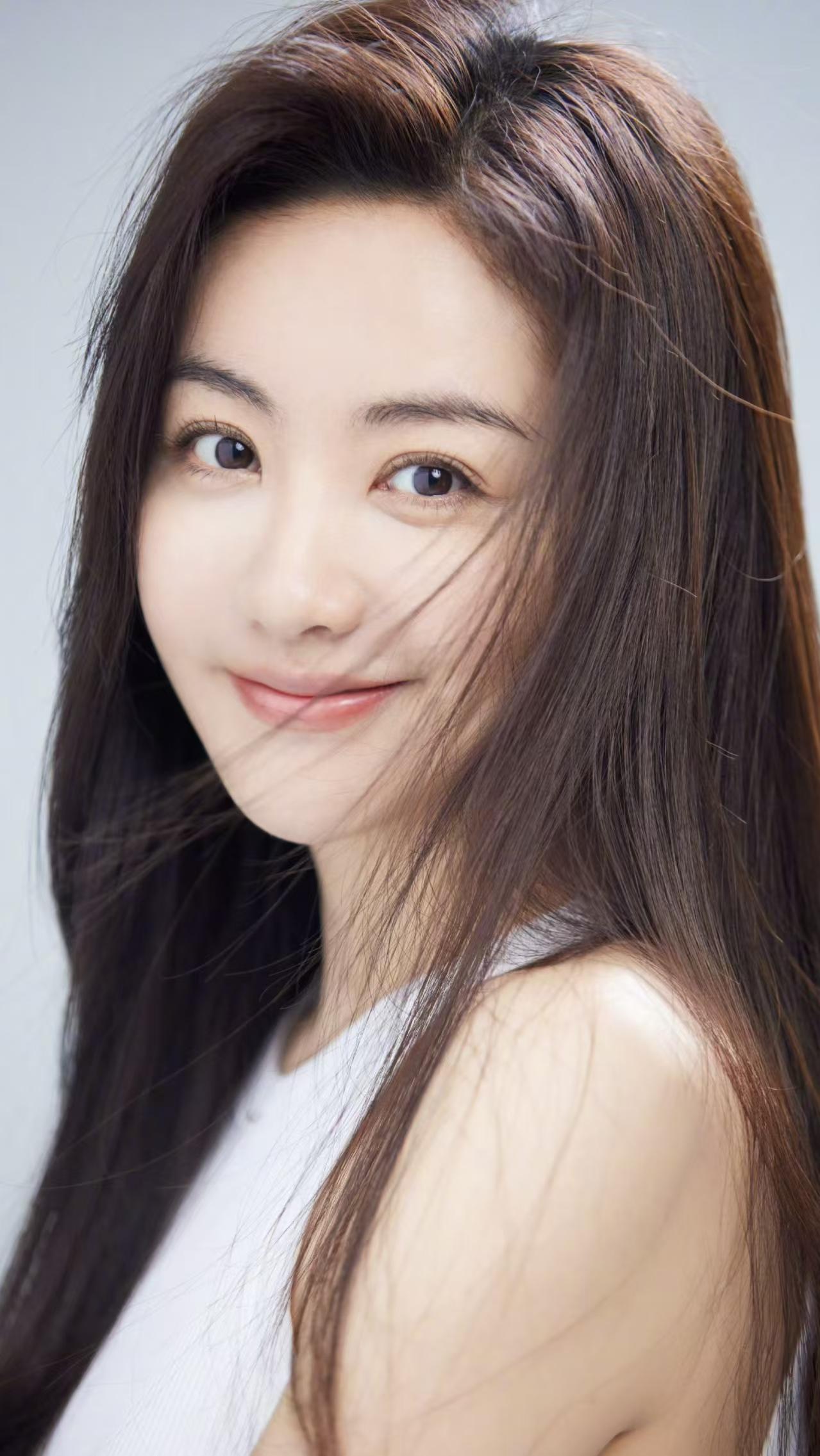 杨蓉，云南保山白族，上海戏剧学院毕业，二级演员 。早年凭《少年天子》崭露头角，代