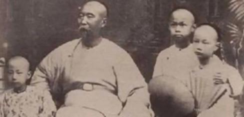 1901年，李鸿章死时，留给子孙10亿多元财产，没想到，52年后，他的孙子，43