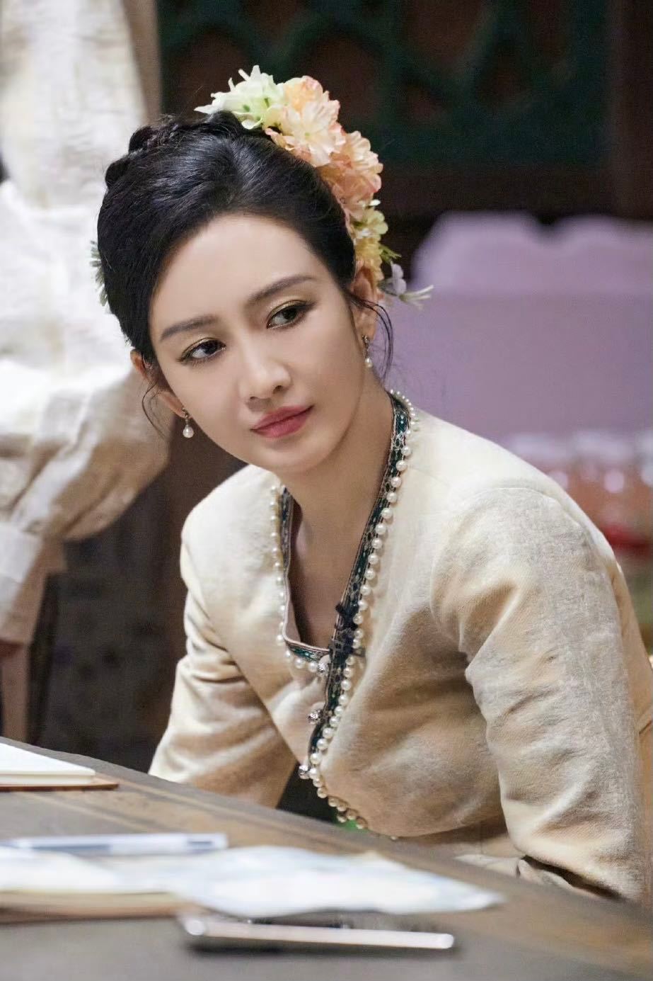 何炅王鸥嗑糖界的福尔摩斯 手套上绣爱心这种细节都能注意到，何炅王鸥你俩是来破案的