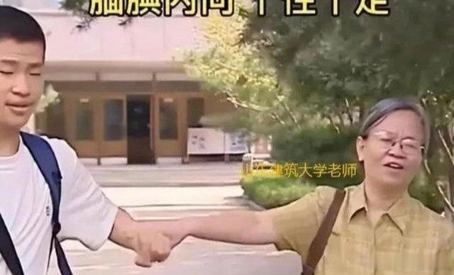 韦东奕妈妈60岁高校讲师，一身书卷气尽显温柔底蕴 