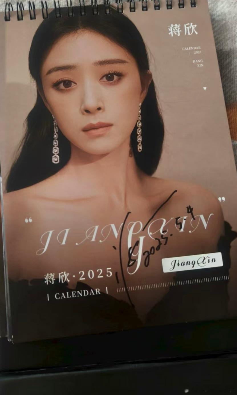 梦里公司旅游，竟然遇到了朋友，还遇到老爷😳鼓起勇气拍了合照，但紧张到不行，结果