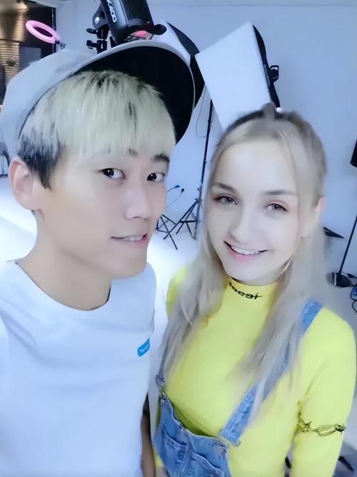 2015年的威尼斯街头，18岁的意大利超模被一个迷路的中国小伙拦住问路。就是这一