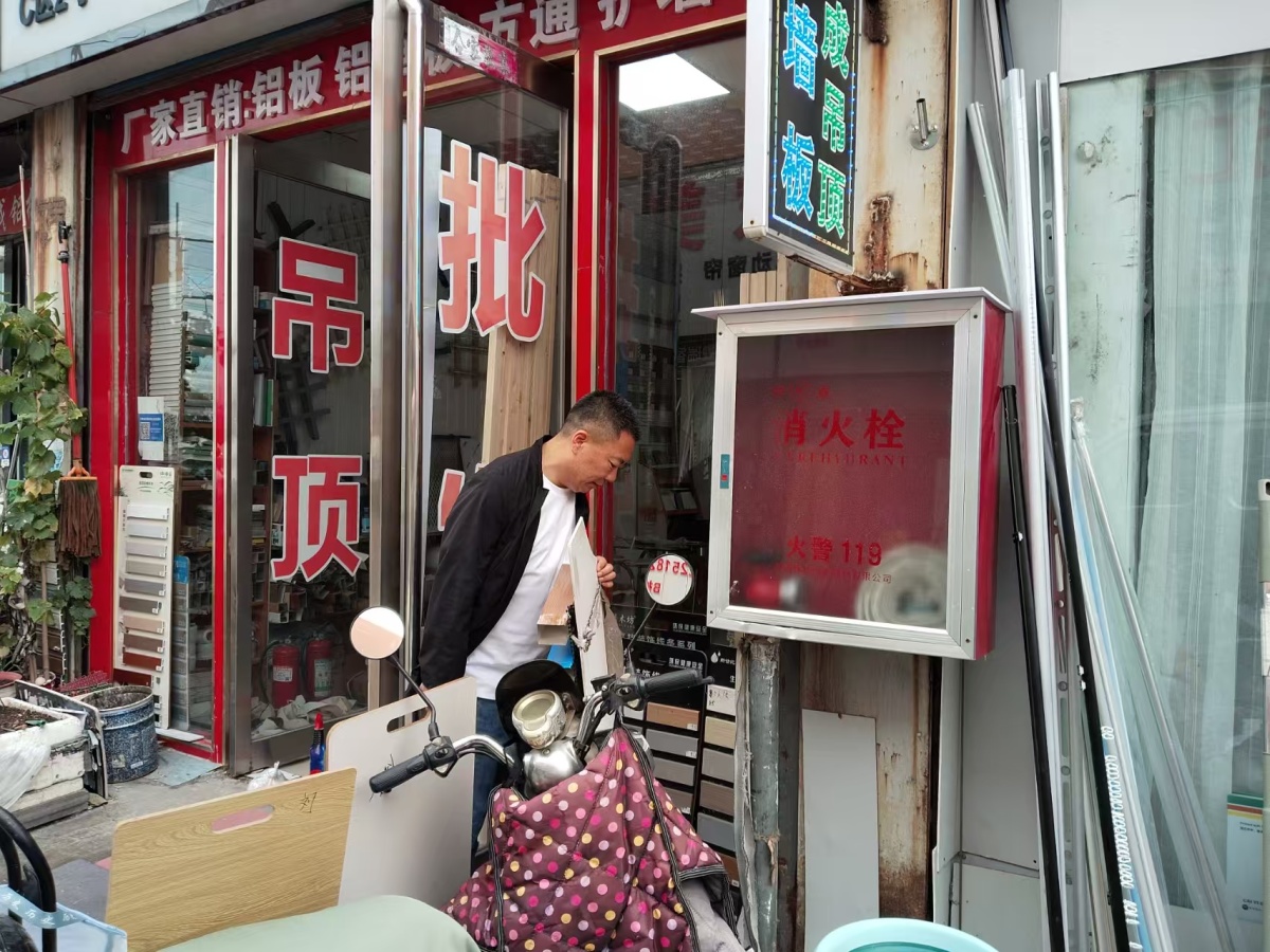 凤凰城社区开展消防安全巡查，筑牢吊顶市场安全防线