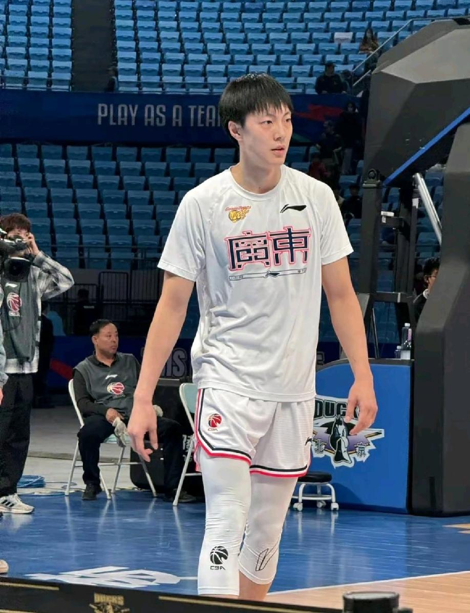 胡明轩打国际赛行不行？这真得打个问号。看看数据，他在国家队连续两场零运动战进球，