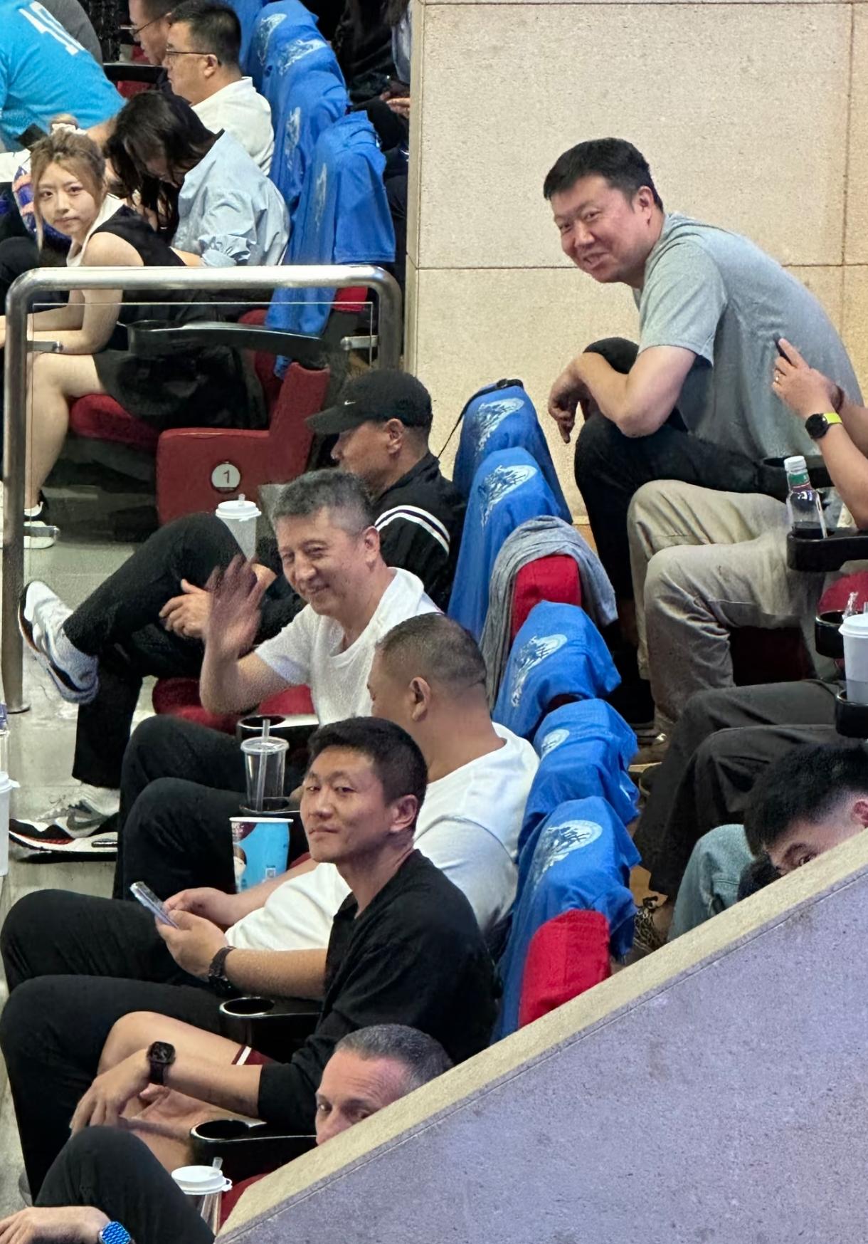 哈哈哈哈，CBA半决赛来了许多名人，郭士强，王治郅，李昂，赵继伟，程帅澎……国家