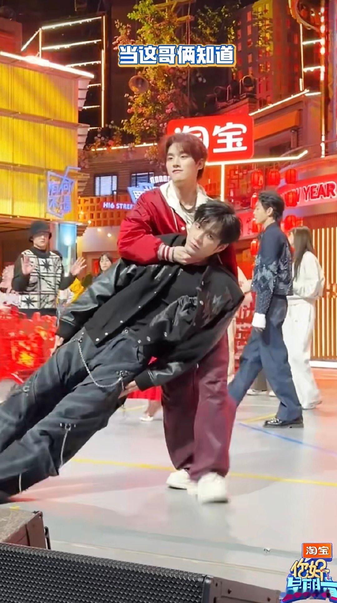 张颜齐丁程鑫给老己上强度 又拼又可爱的两位少年，高难度动作大胆挑战，就算意外摔倒