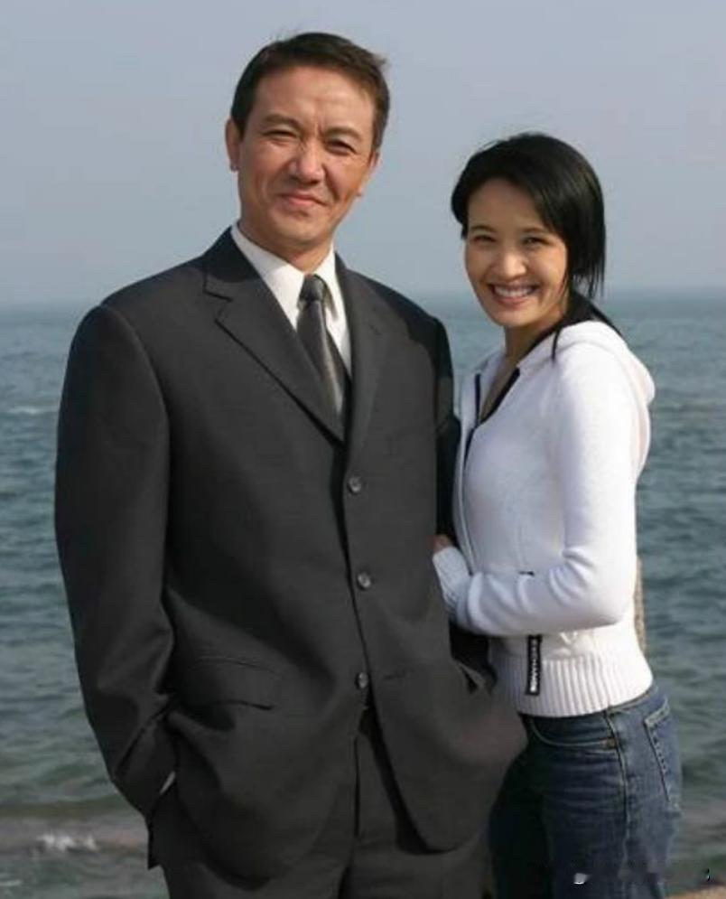 李幼斌旁边的美女到底是谁？她长相好大气，非常文静，长得很清秀，展现了一种成熟女人