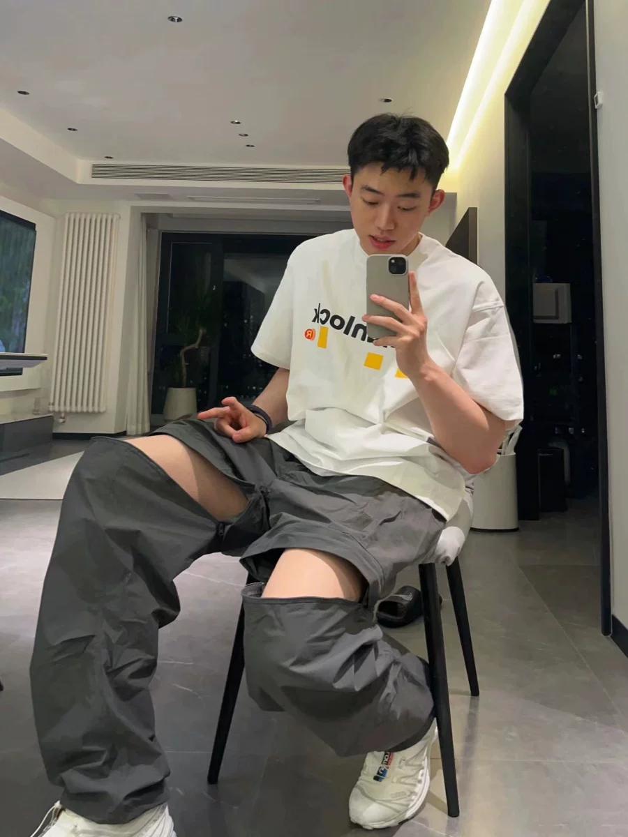 参加活动看到一个小伙穿的裤子，膝盖处一道大口子，我真是迷糊了，这算短裤还是裤子啊