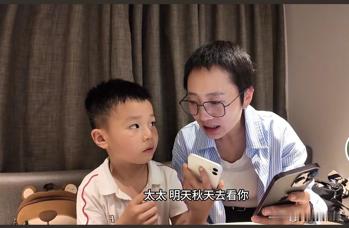 秋天妈妈真的被骂惨了，再一次搬起石头砸自己的脚，
让弟弟带着孩子，还买了好多东西